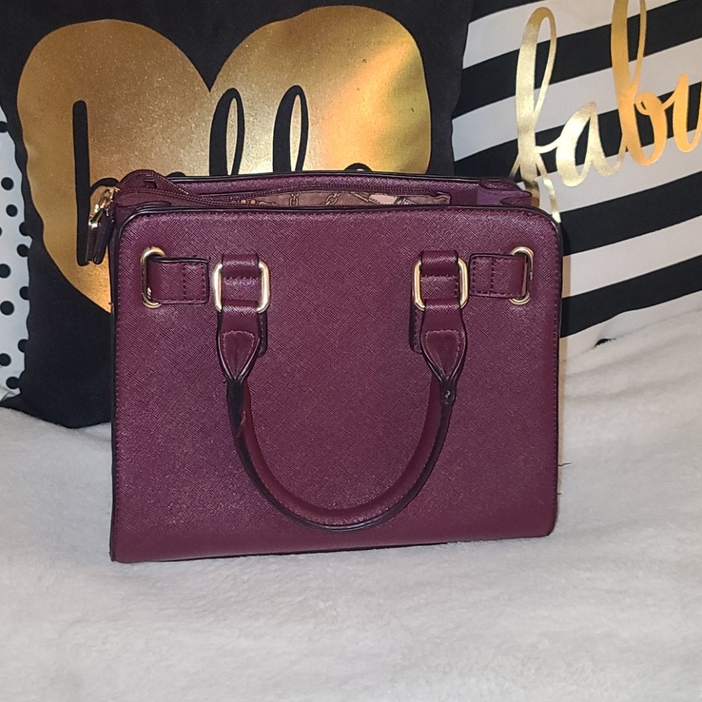 Small burgundy and gold purse - Picture 2 of 3